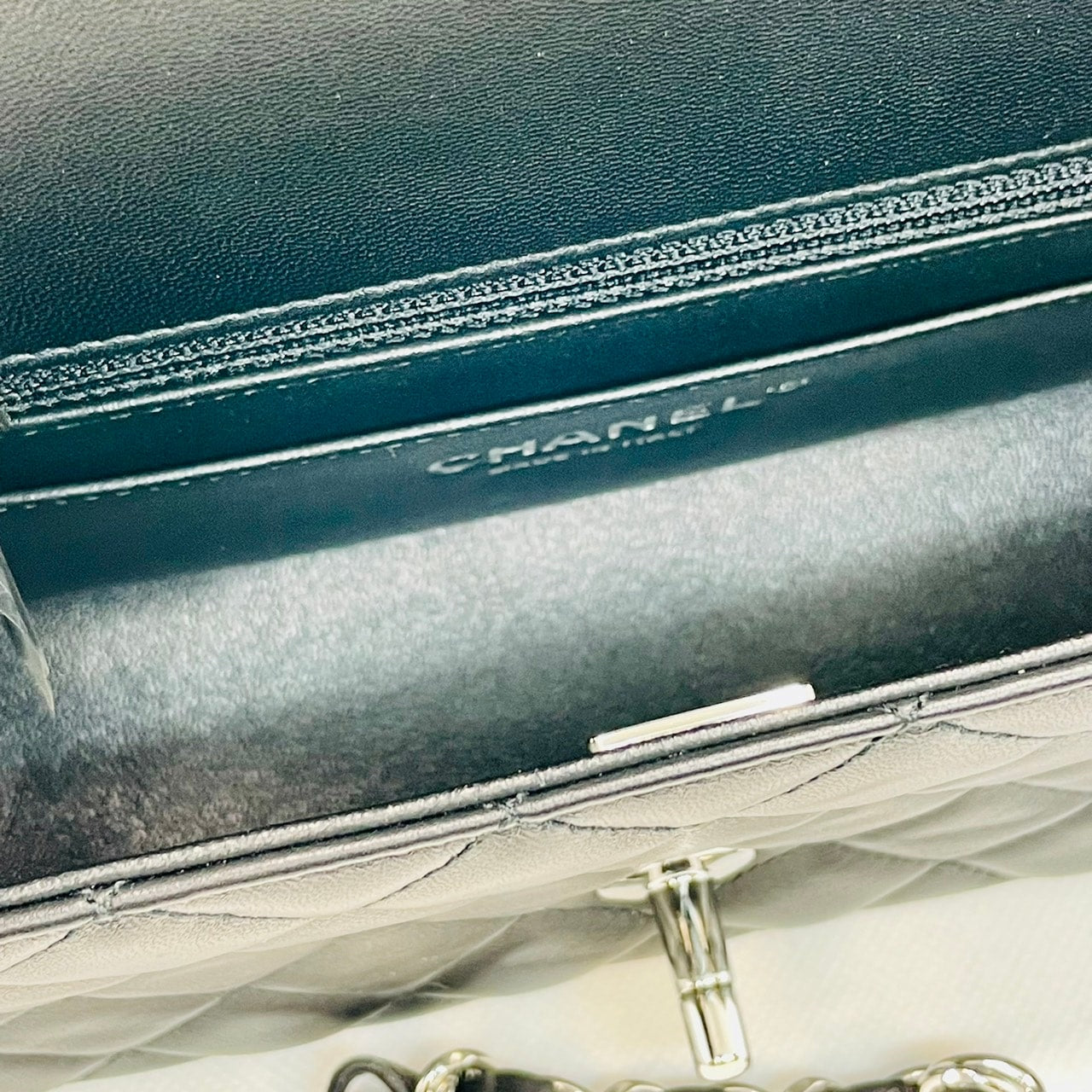 Pre-Owned Chanel Minimatelasse A69900 Black Lambskin Silver Hardware