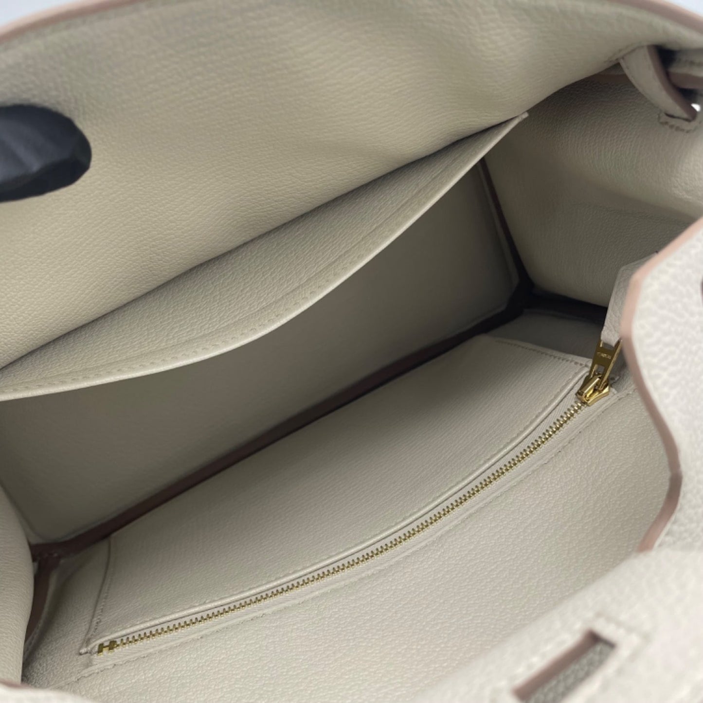 Hermes Birkin 25 Beton Togo Gold Hardware B가 새겨 져 있습니다