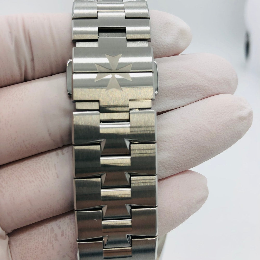 Pre-Owned Vacheron Constantin Oversy's Chronograph 5500V/110A-B148