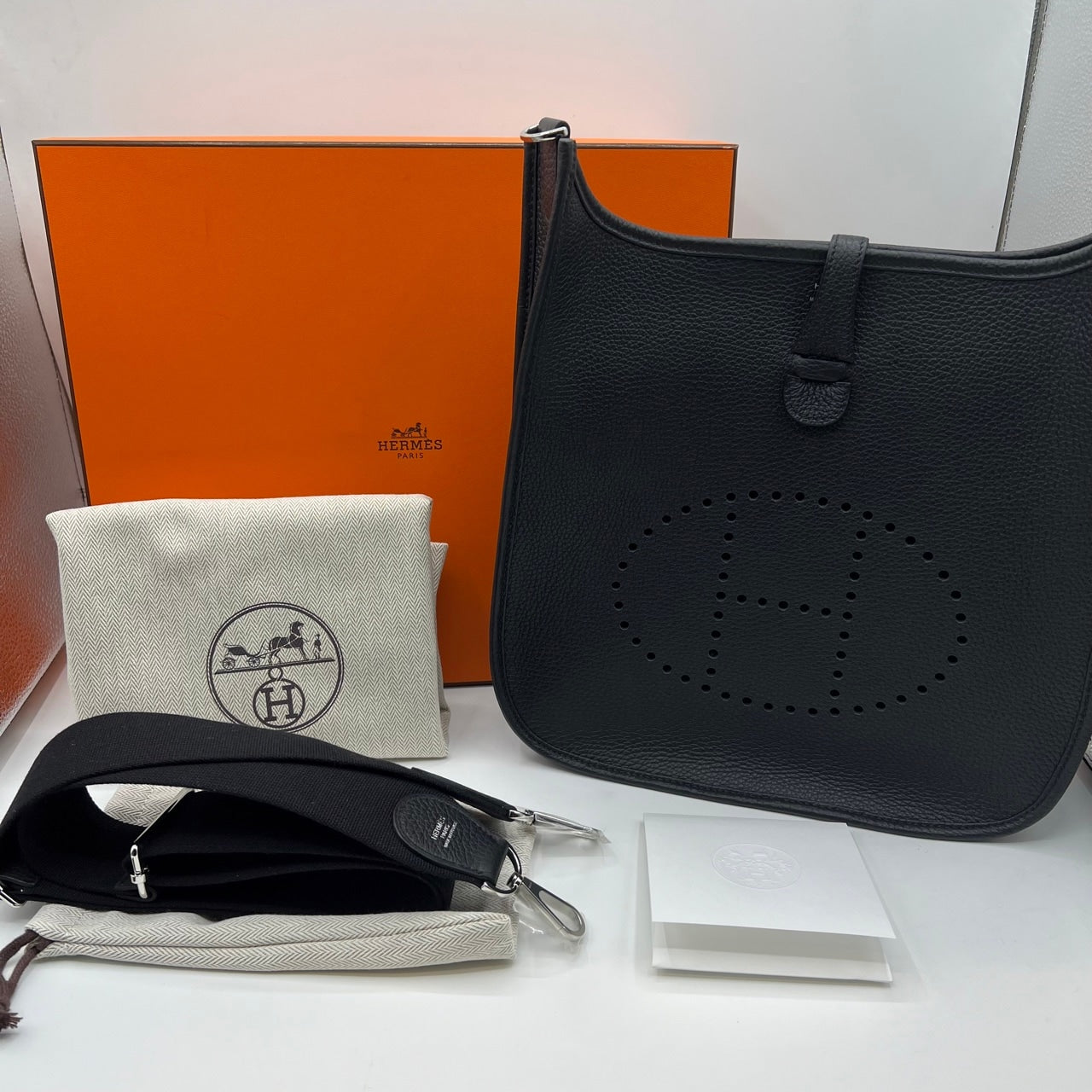 プレオウンド エルメス エヴリンPM(29) トリヨンクレマンス ノワール シルバー金具 B刻印