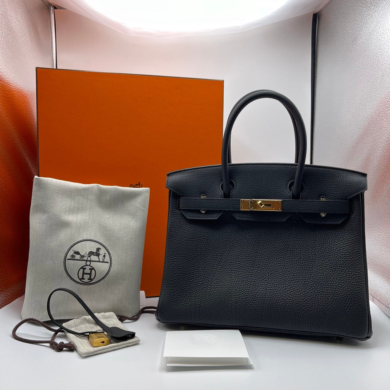 Hermes Birkin 30 Black Togo Gold Hardware B가 새겨 져 있습니다
