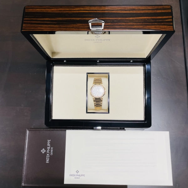 사전 소유의 Patek Philippe Nautilus 7010/1R-011 2022 Gallery New