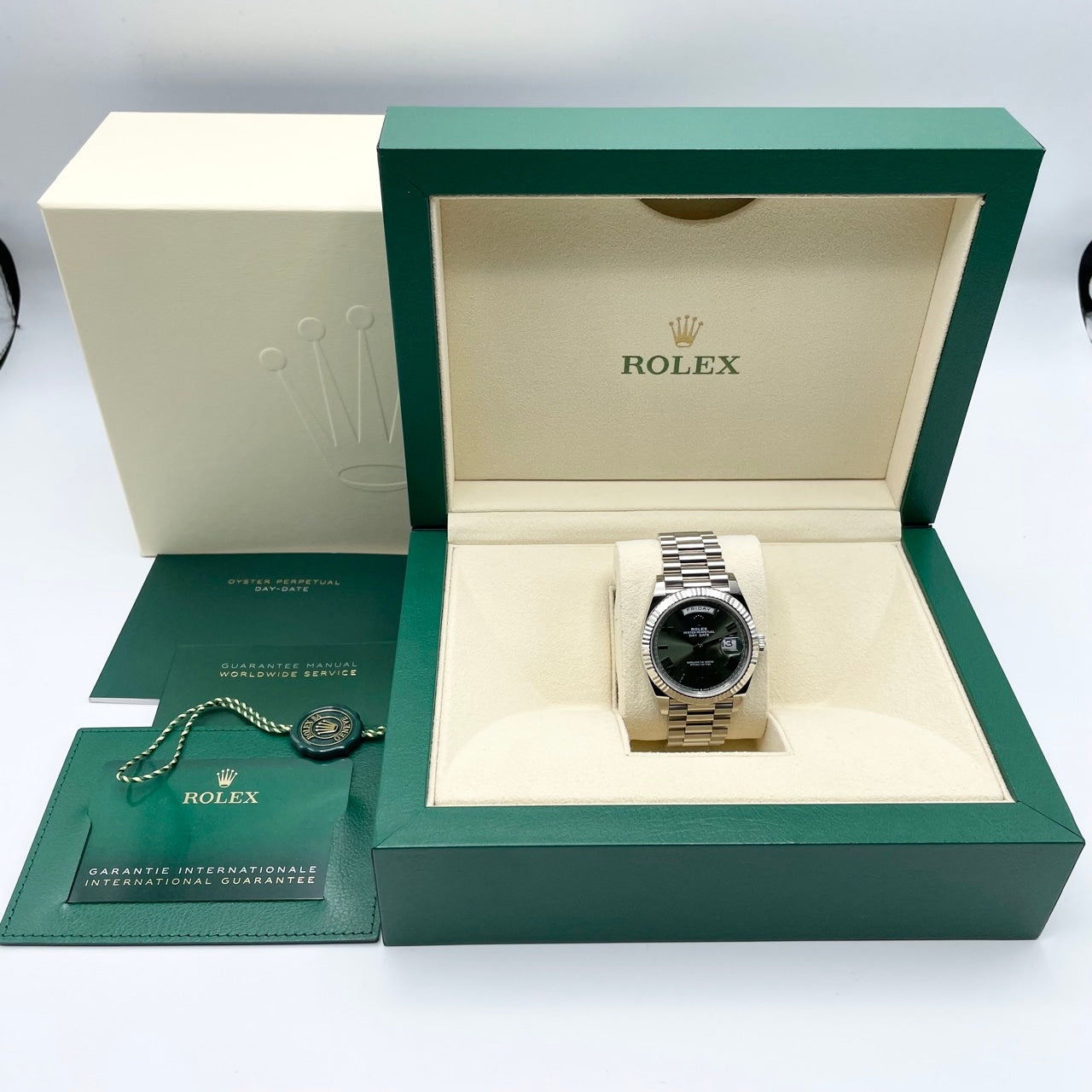 사전 소유 롤렉스 데이 날짜 228239 화이트 골드 올리브 그린 로마 40mm