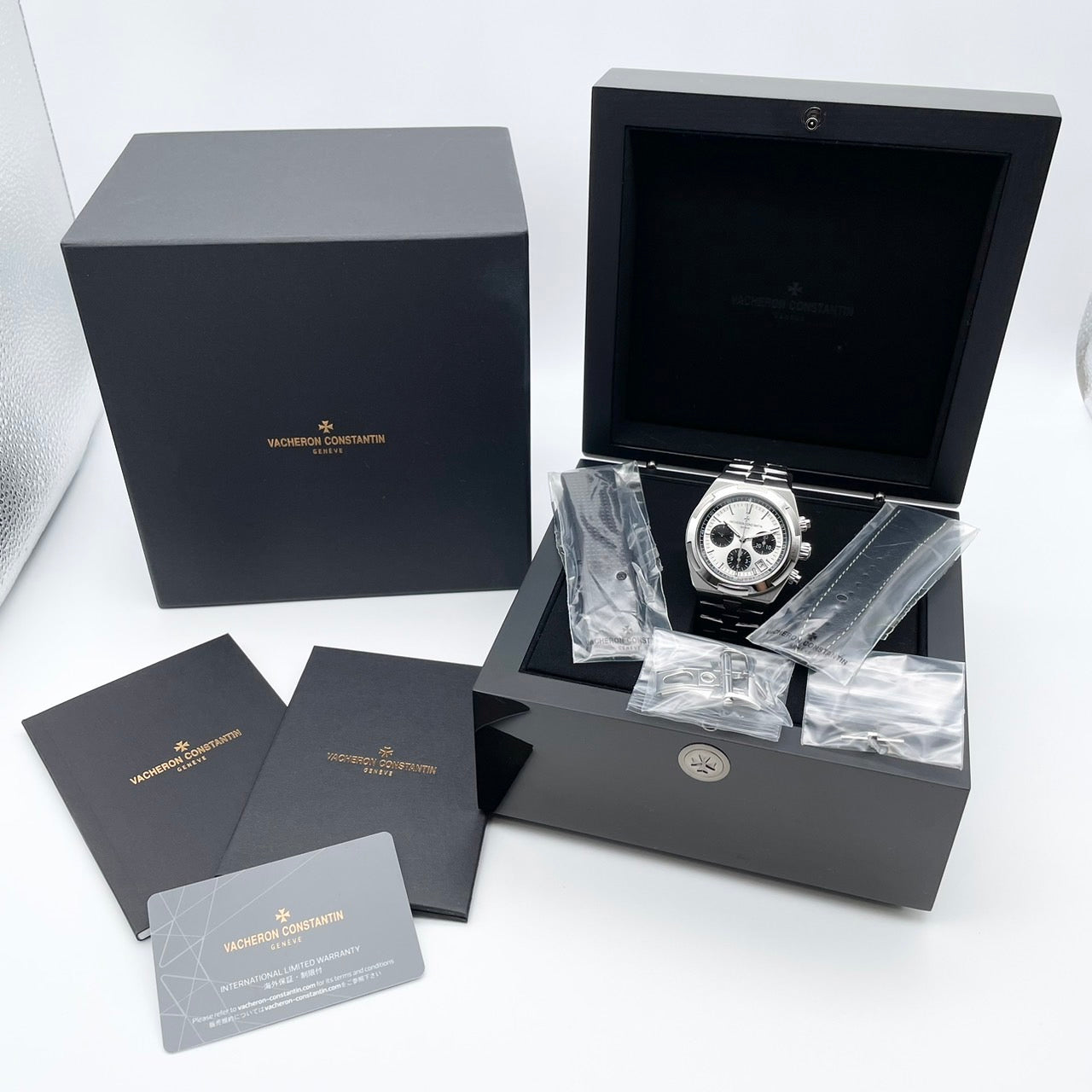 Pre-Owned Vacheron Constantin Overseas 5500V/110A-B686 Silver 42.5mm