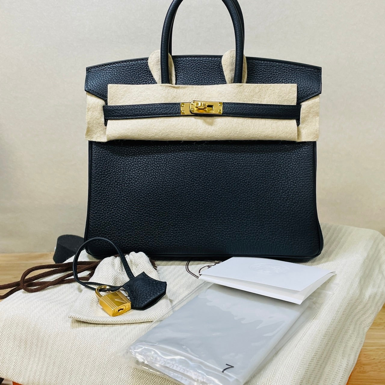 Hermes Birkin 25 Black Togo Gold Hardware u는 새겨 져 있습니다