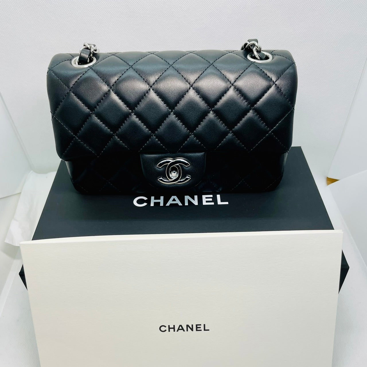Pre-Owned Chanel Minimatelasse A69900 Black Lambskin Silver Hardware