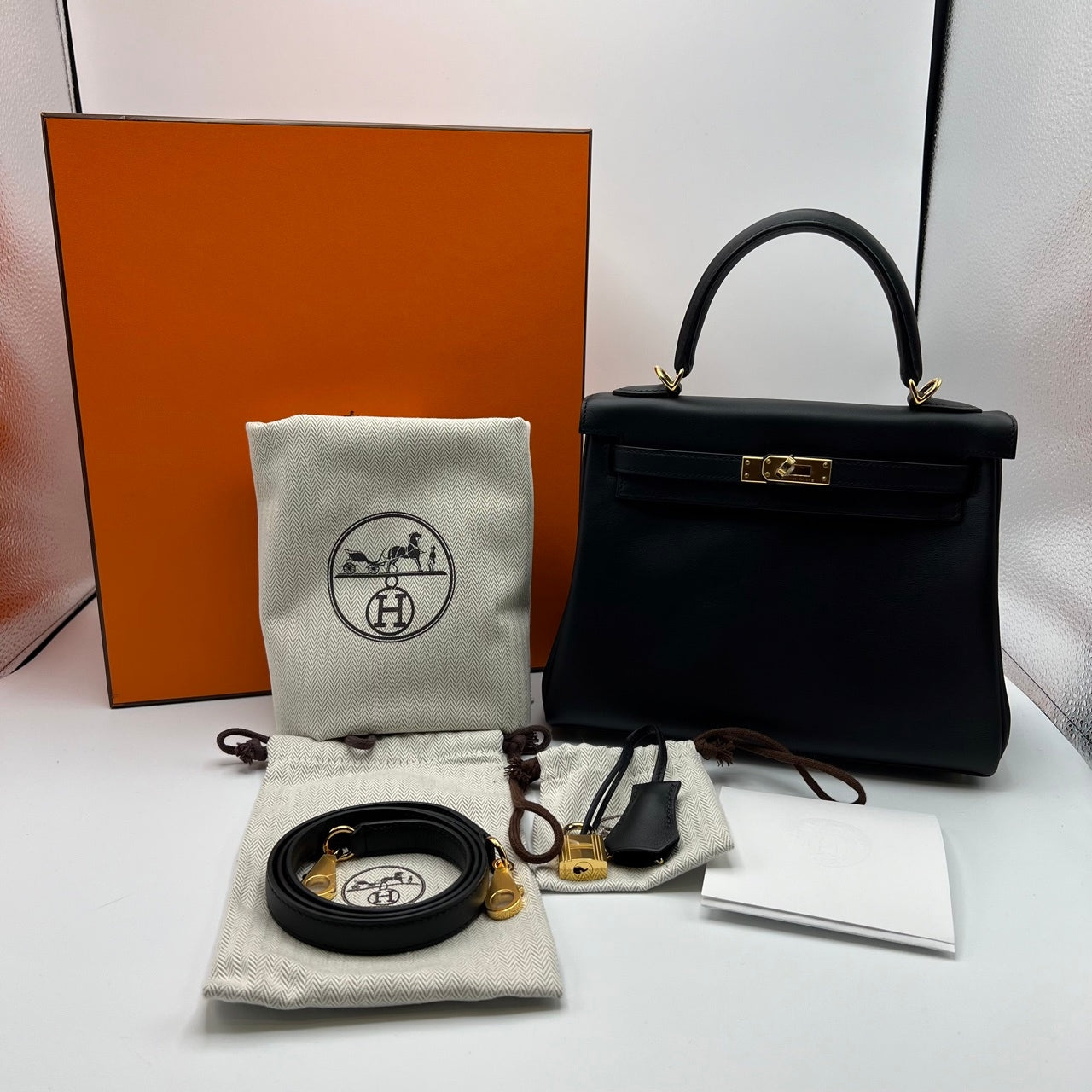 사전 소유 헤르메스 켈리 25 누아르 스위프트 골드 하드웨어 u 조각