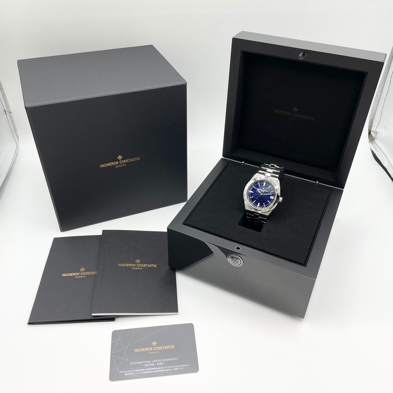 Pre-Owned Vacheron Constantin Overseas 4520V/210A-B128 Stainless Steel Blue 41mm