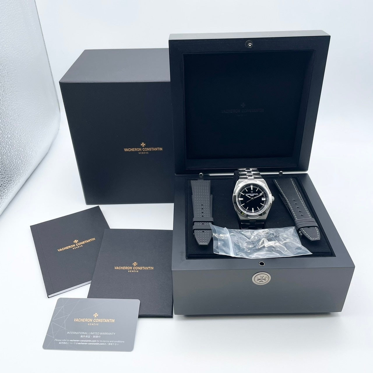 Pre-Owned Vacheron Constantin Overseas 4520V/210A-B483 Stainless Steel Black 41mm