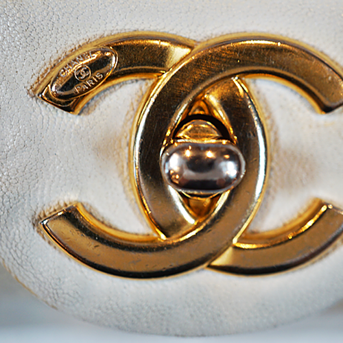 Pre-Owned Chanel Chevron V-stitched Chain Shoulder Bag A92087