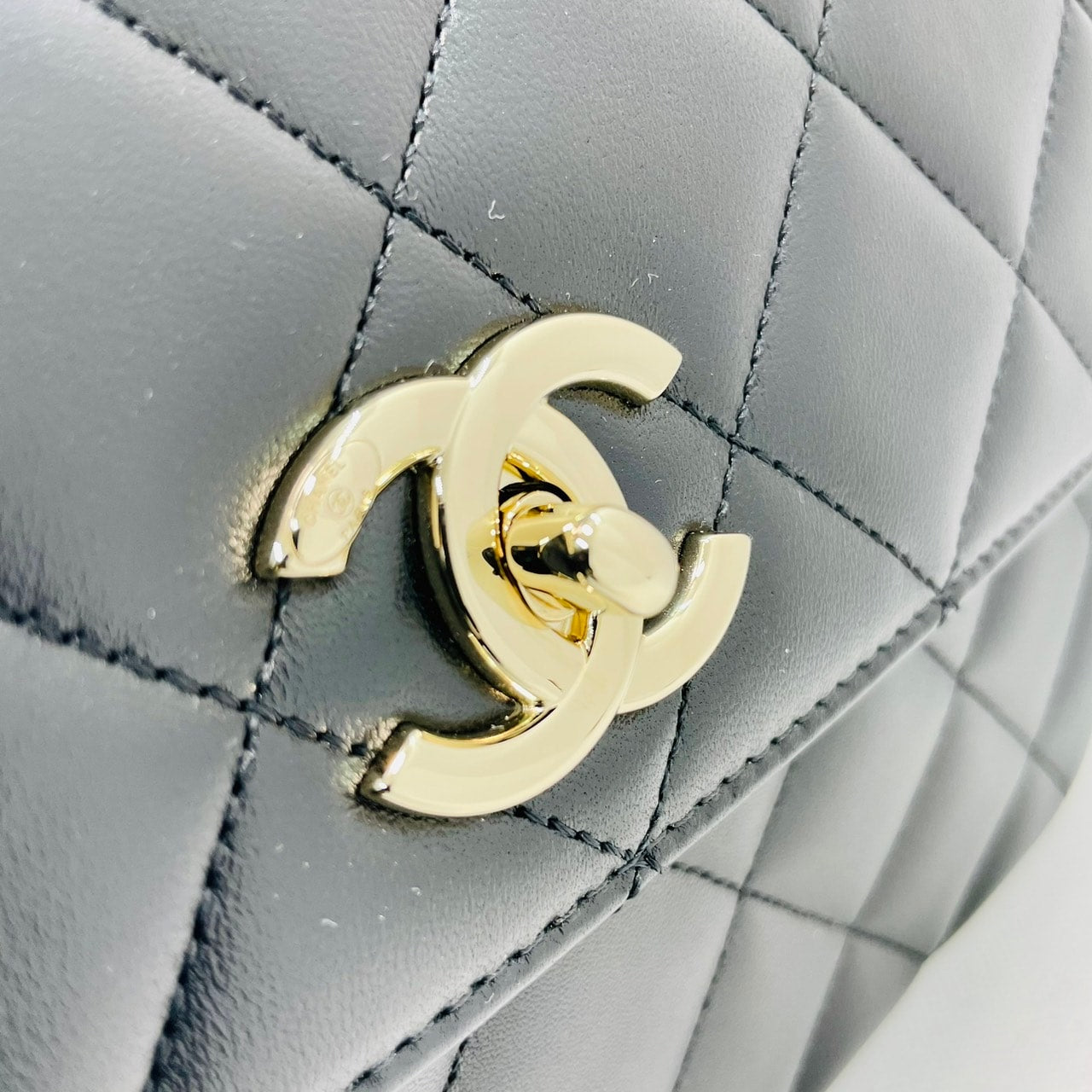 Pre-Owned Chanel Top Handle Flap Bag A92236 Lambskin Black Gold Hardware