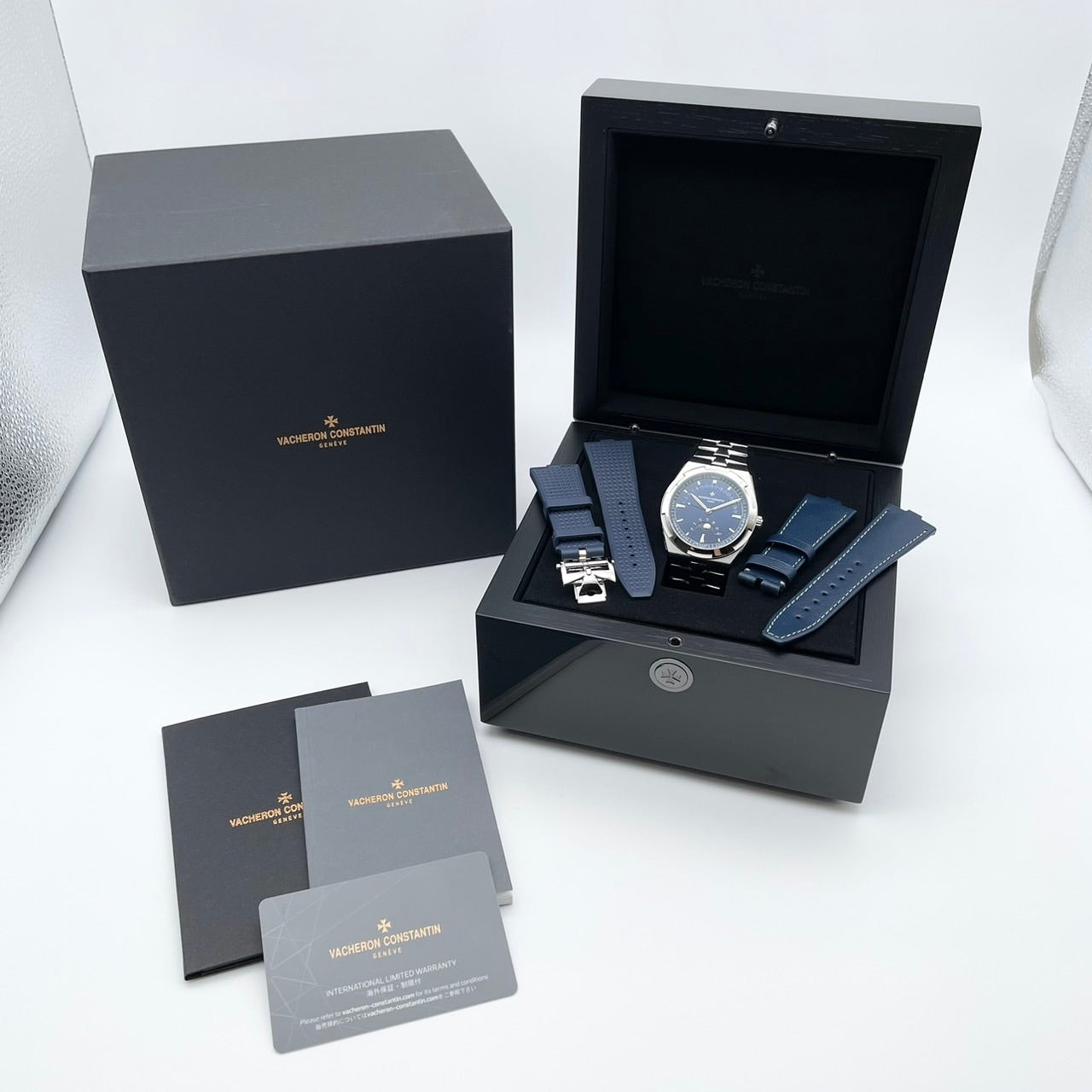 Vacheron Constantin Overseas 4000V/210A-B911 Blue Moon Phase Retrograde Date 41mm