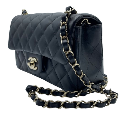 Pre-Owned Chanel Matelasse Black Lambskin Gold Fittings