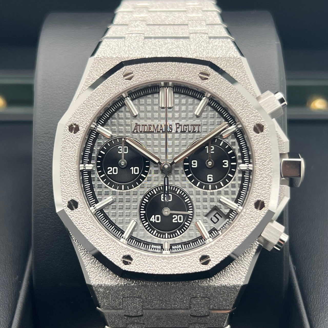 Pre-Owned Audemars Piguet Royal Oak 26240BC.GG.1324BC.01 Silver Chronograph Frosted Gold 41mm
