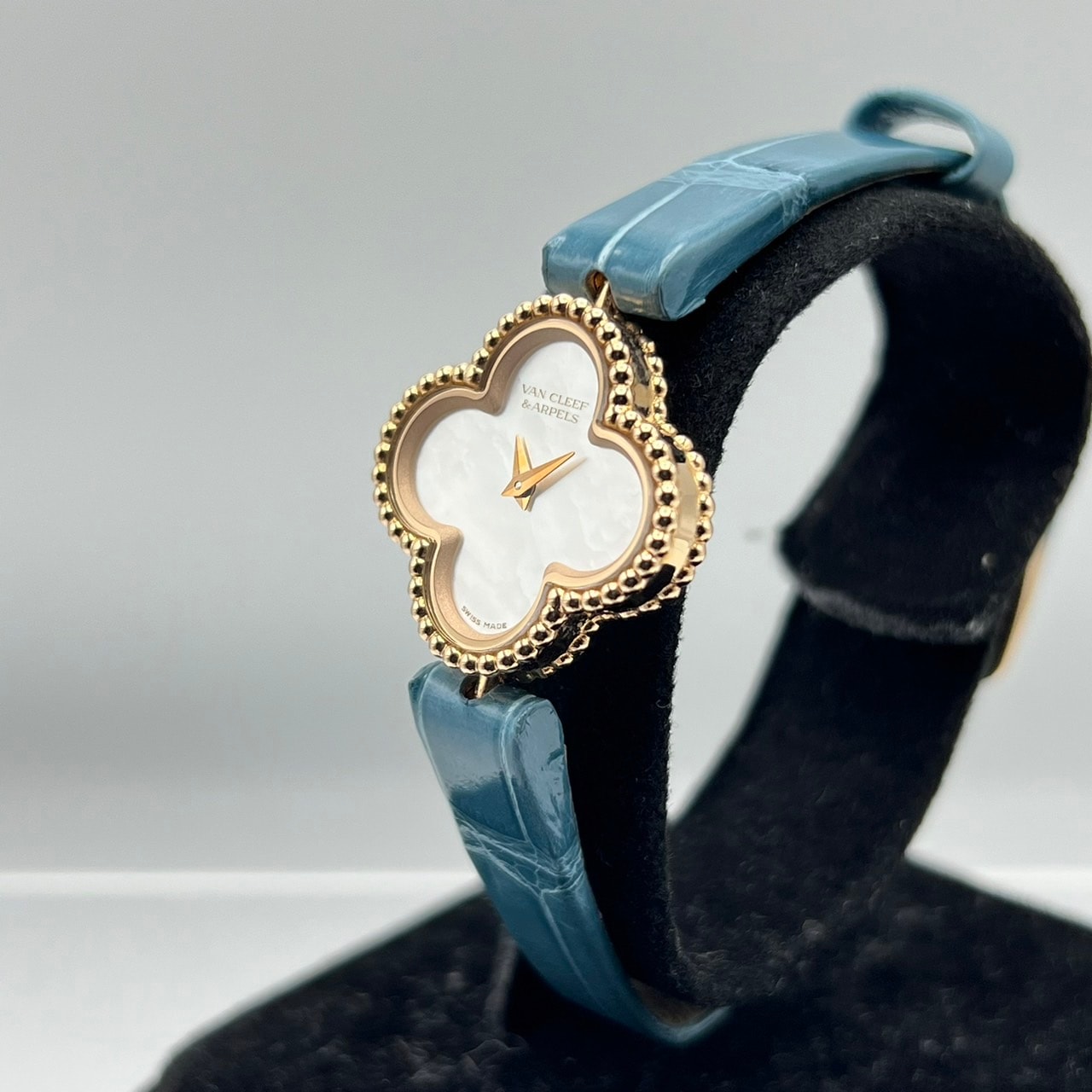 Pre-Owned Van Cleef & Arpels Sweet Alhambra VCARO8SF00 White Shell K18RG 22.7mm