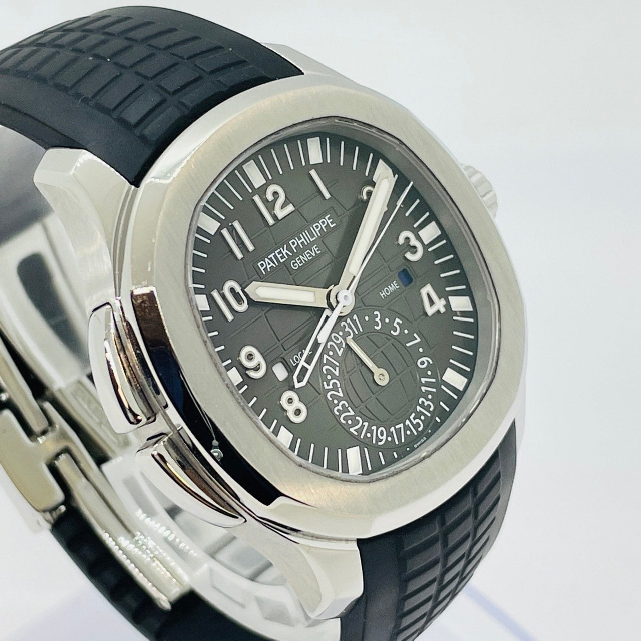 Pre-Owned Patek Philippe Aquanaut 5164A-001 Black