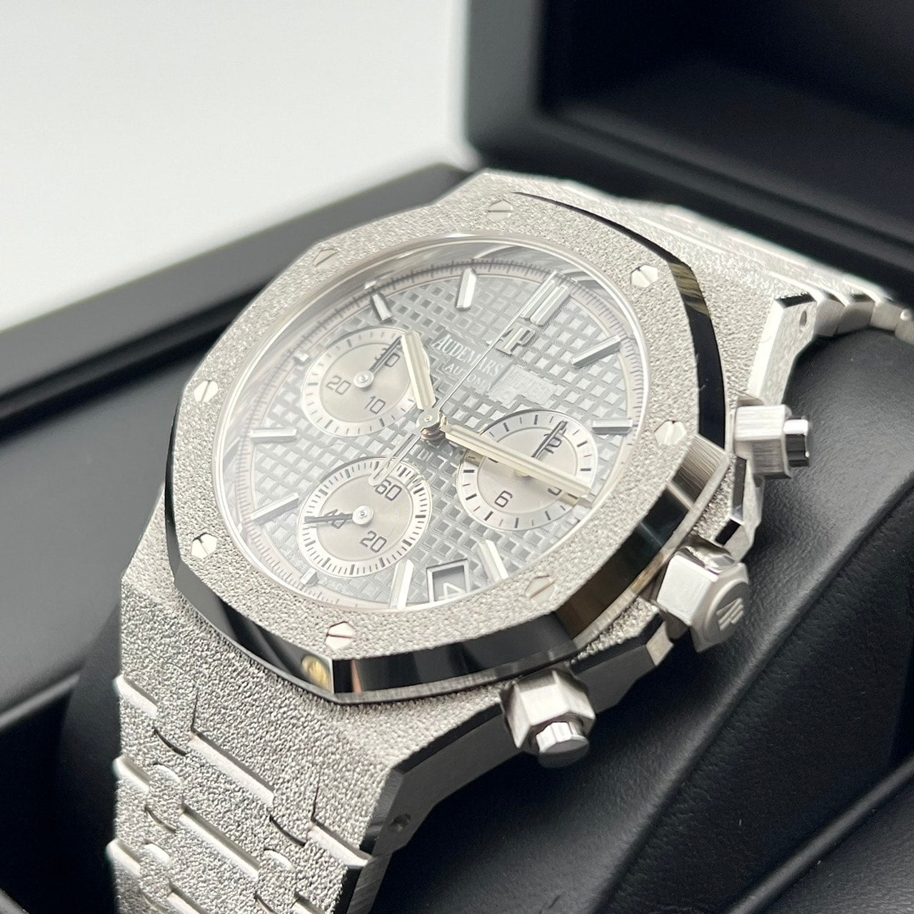 [전세계 200 대에 제한] Audemars Piguet Royal Oak Frosted Gold Chronograph 26239BC.GG.1224BC.01 회색 다이얼 41mm