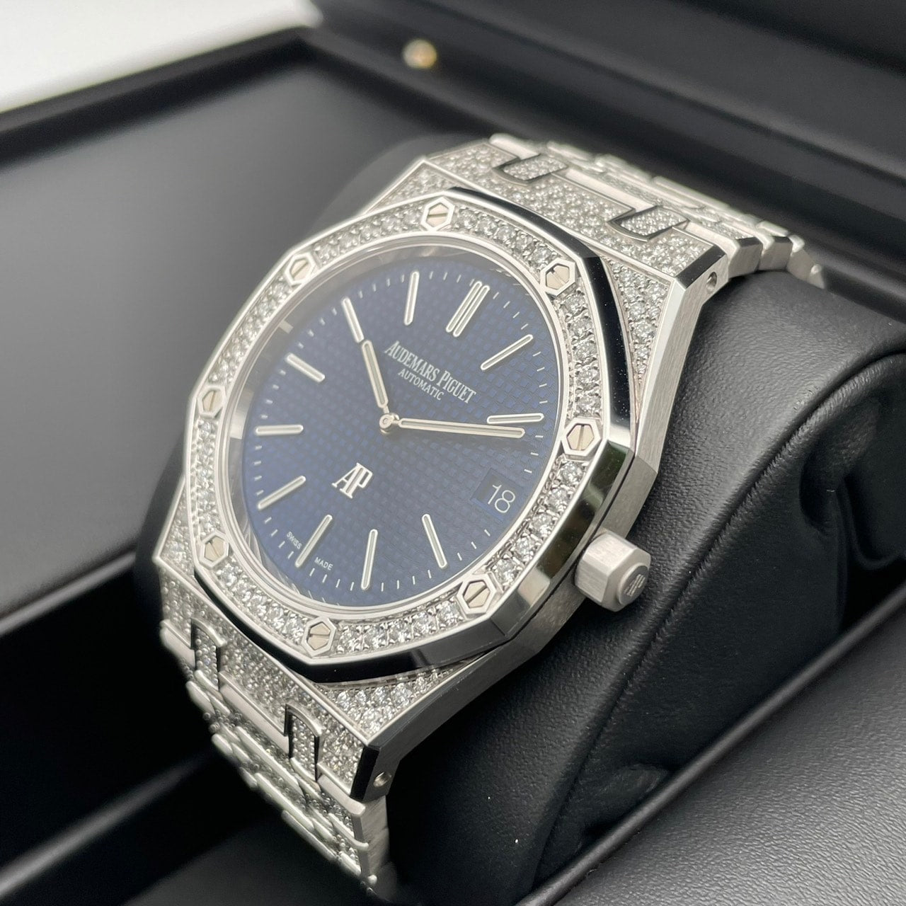 Pre-Owned Audemars Piguet Royal Oak Jumbo Extra Sin 16202BC.ZZ.1241BC.02 Blue 39mm