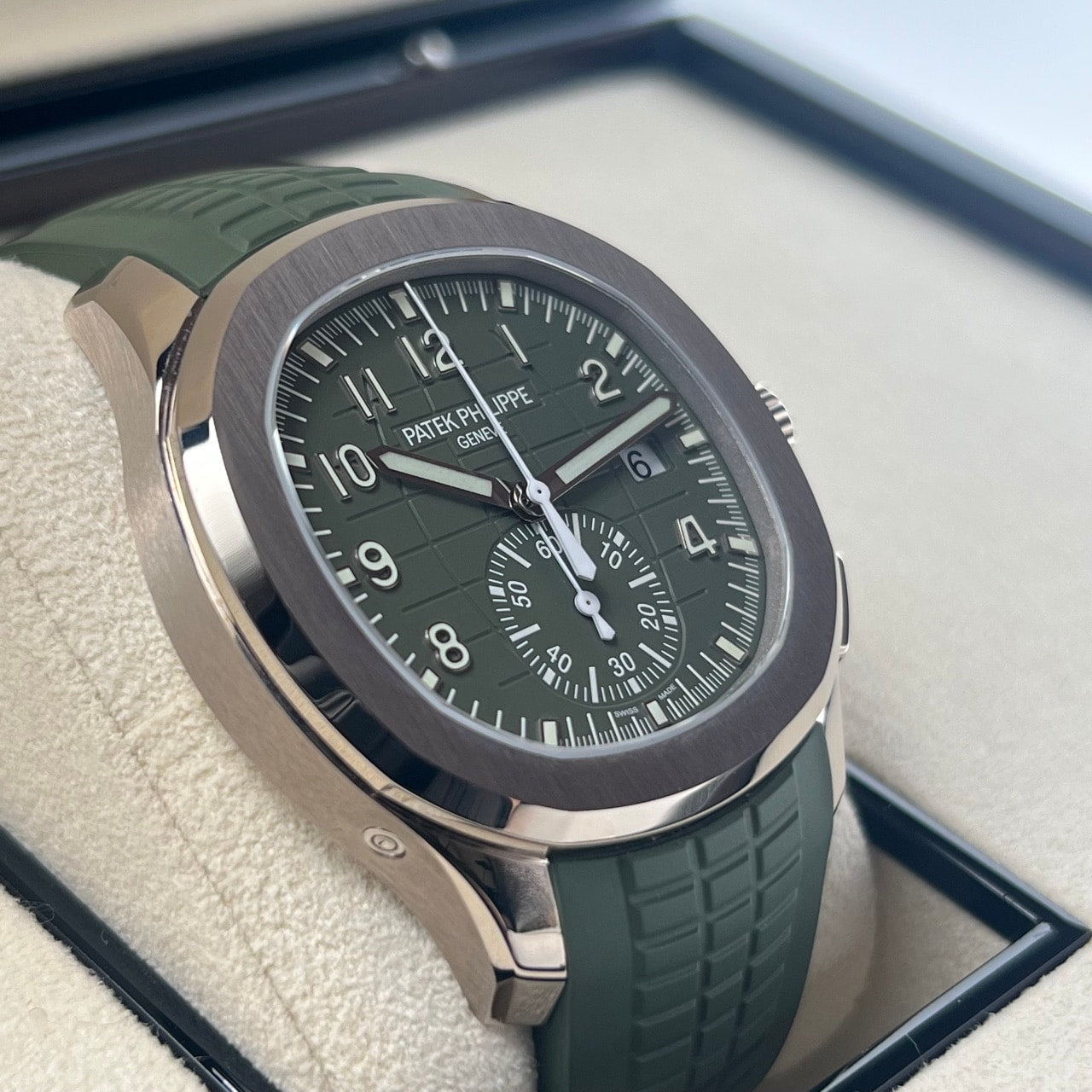 Pre-Owned Patek Philippe Aquanaut 5968G-010 Khaki Green 42.2mm