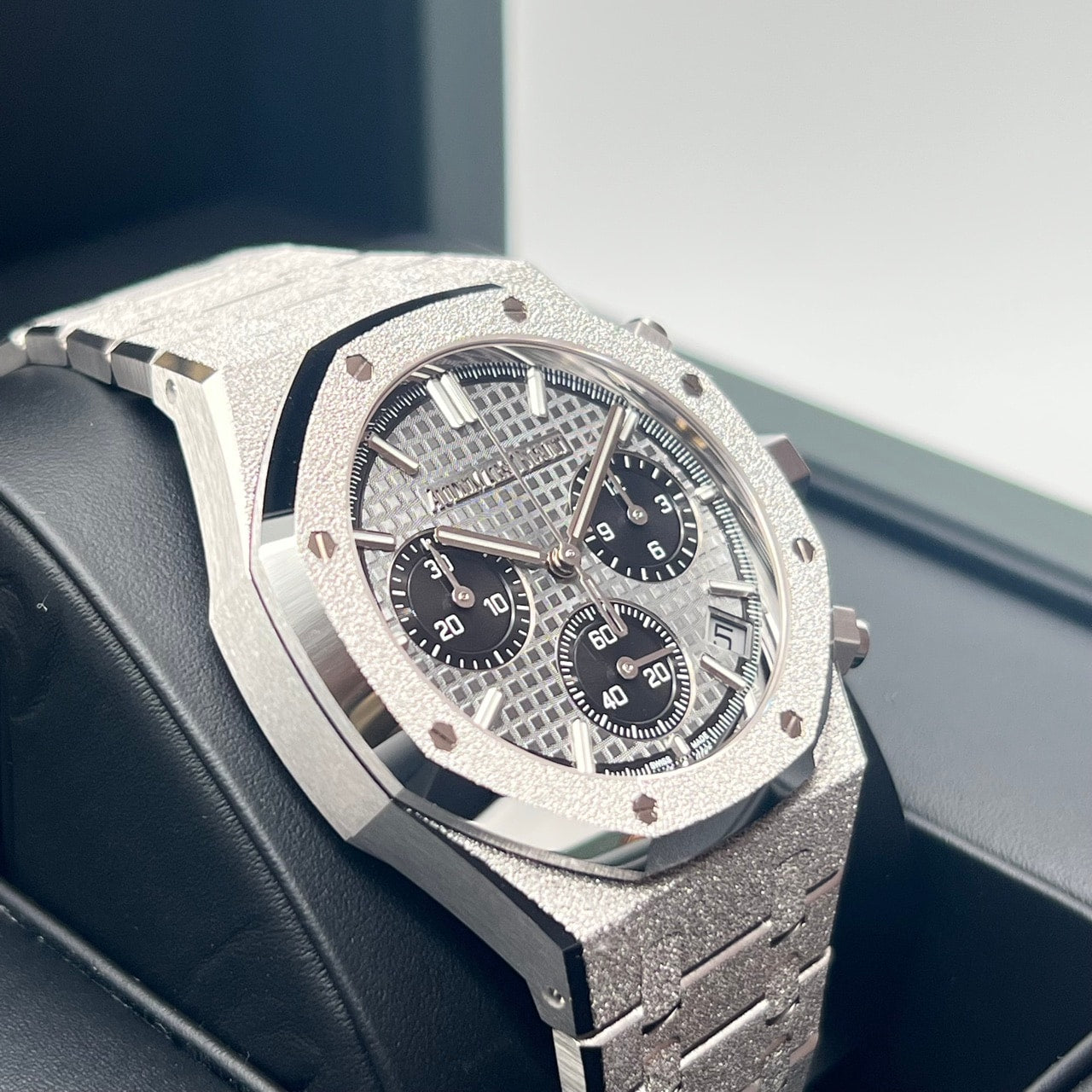 Pre-Owned Audemars Piguet Royal Oak 26240BC.GG.1324BC.01 Silver Chronograph Frosted Gold 41mm