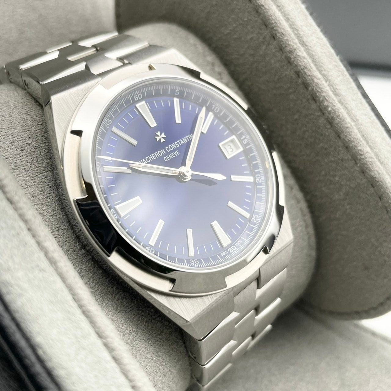 Pre-Owned Vacheron Constantin Overseas 4520V/210A-B128 Stainless Steel Blue 41mm
