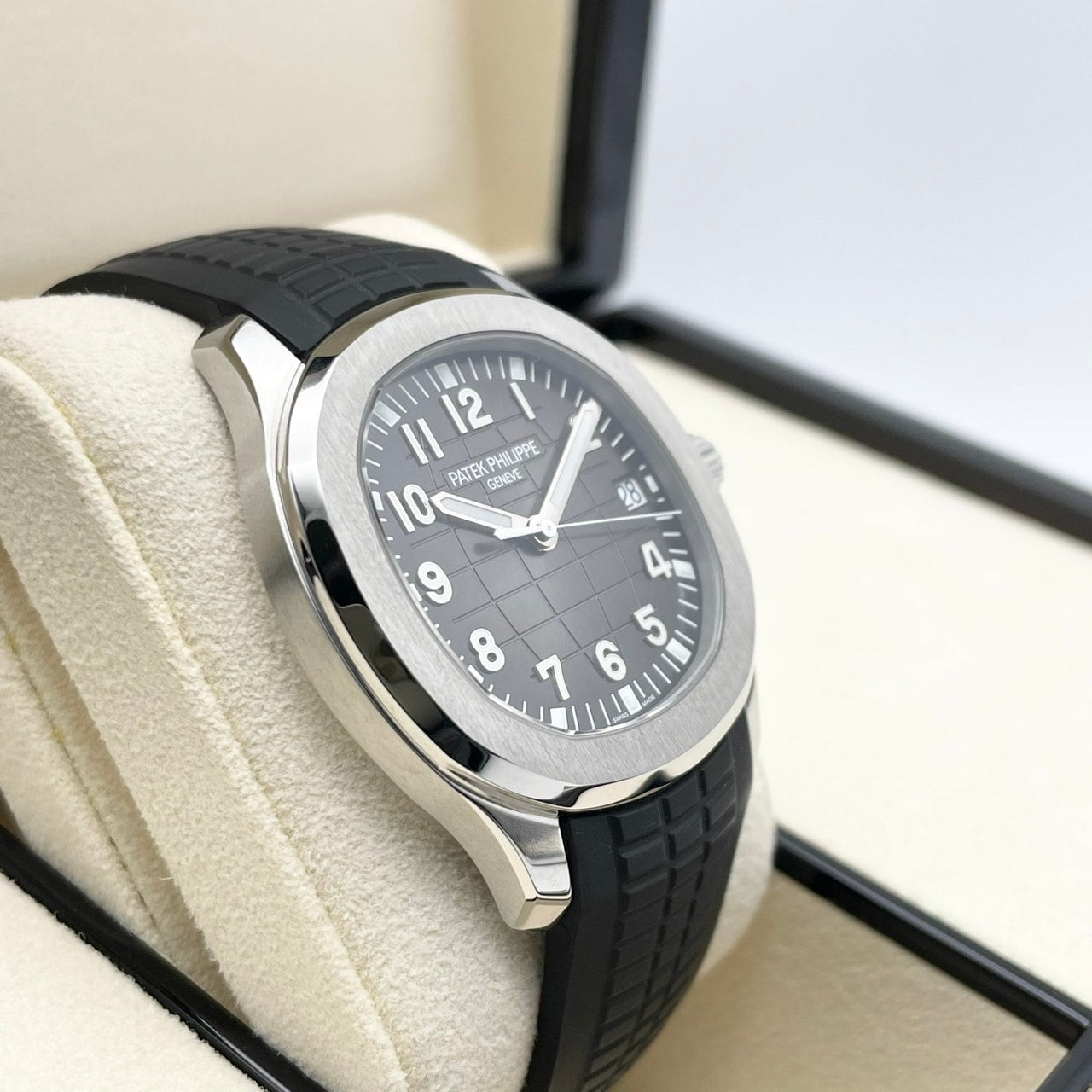 Pre-Owned Patek Philippe Aquanaut 5167A-001 Black 40.8mm