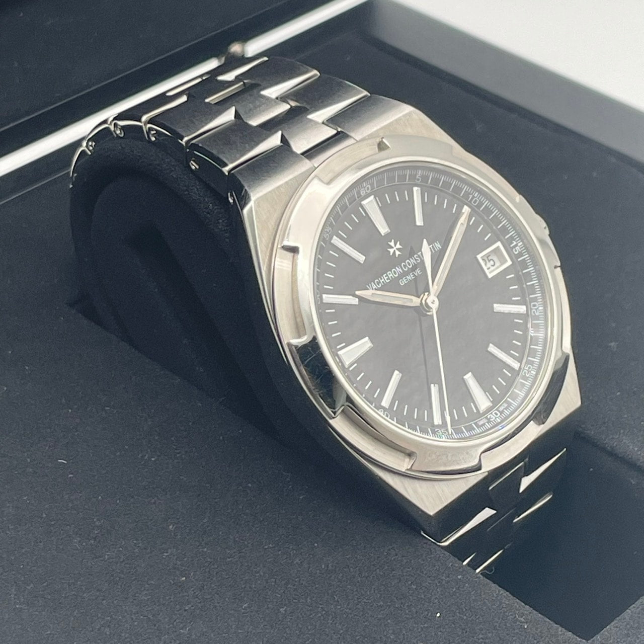 PreOwned Vacheron Constantin Overseas Automatic 4500V/110A-B483 Black 41mm