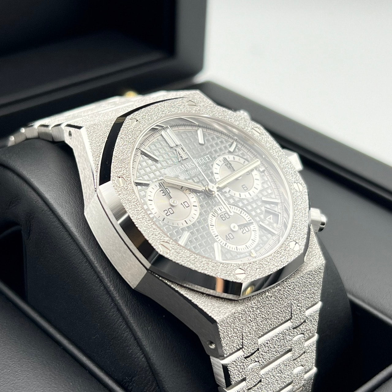 [전세계 200 대에 제한] Audemars Piguet Royal Oak Frosted Gold Chronograph 26239BC.GG.1224BC.01 회색 다이얼 41mm