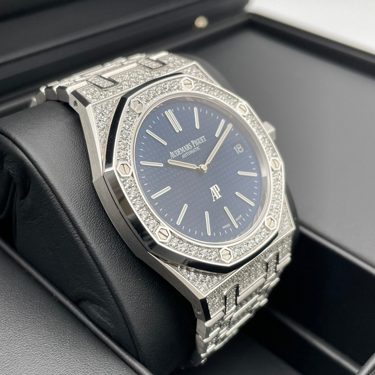 Pre-Owned Audemars Piguet Royal Oak Jumbo Extra Sin 16202BC.ZZ.1241BC.02 Blue 39mm