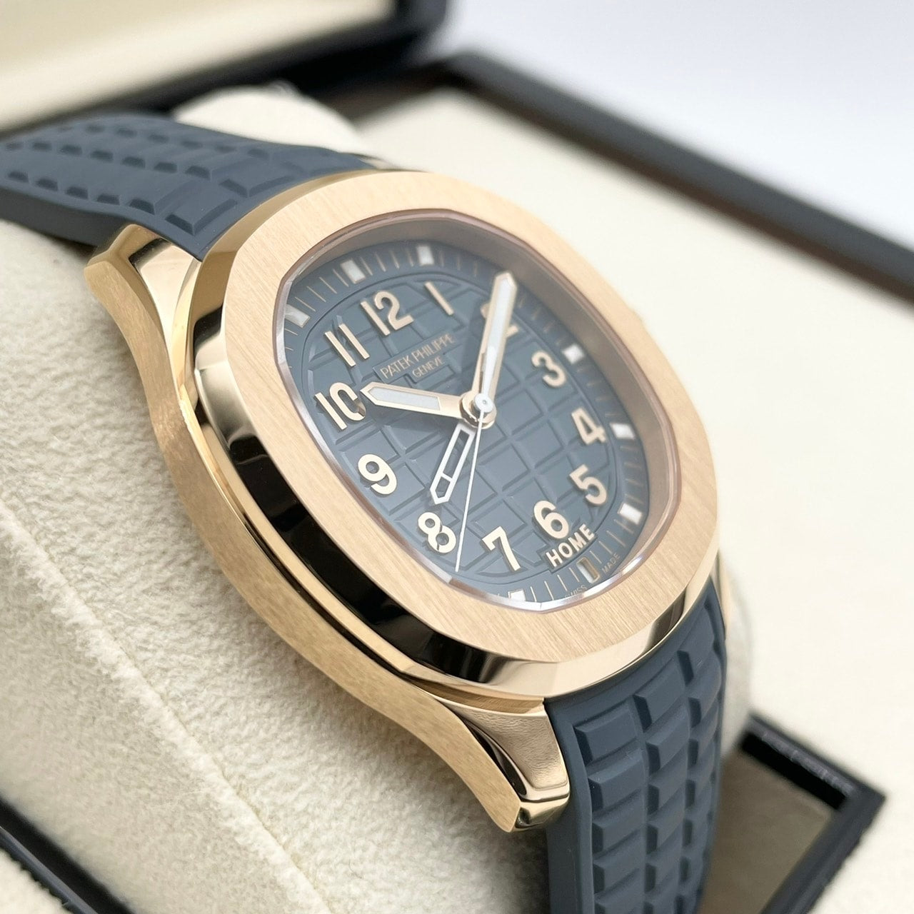 Pre-Owned Patek Philippe Aquanaut 5269R-001 Blue 38.8mm
