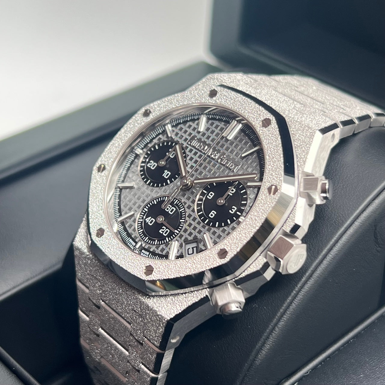 Pre-Owned Audemars Piguet Royal Oak 26240BC.GG.1324BC.01 Silver Chronograph Frosted Gold 41mm