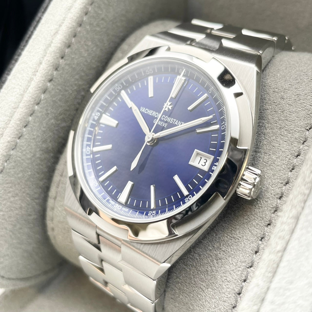 Pre-Owned Vacheron Constantin Overseas 4520V/210A-B128 Stainless Steel Blue 41mm