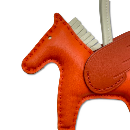 プレオウンド エルメス ペガサスチャーム PM オレンジポピー/クレ/テールバテュー U刻印