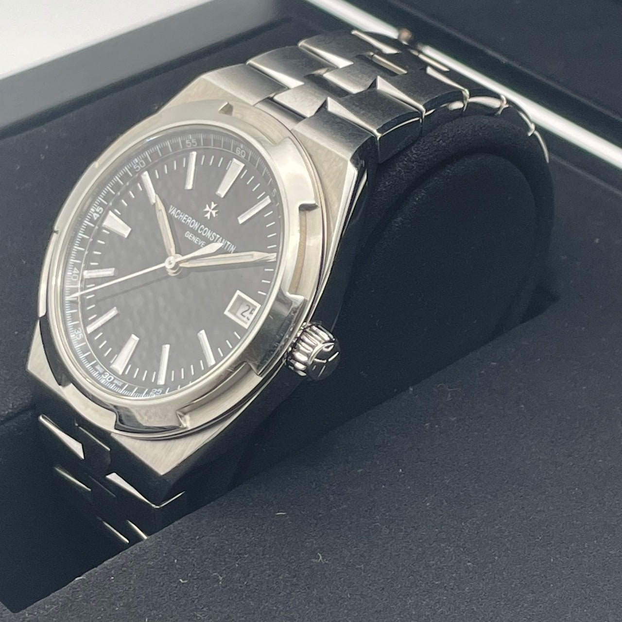 PreOwned Vacheron Constantin Overseas Automatic 4500V/110A-B483 Black 41mm