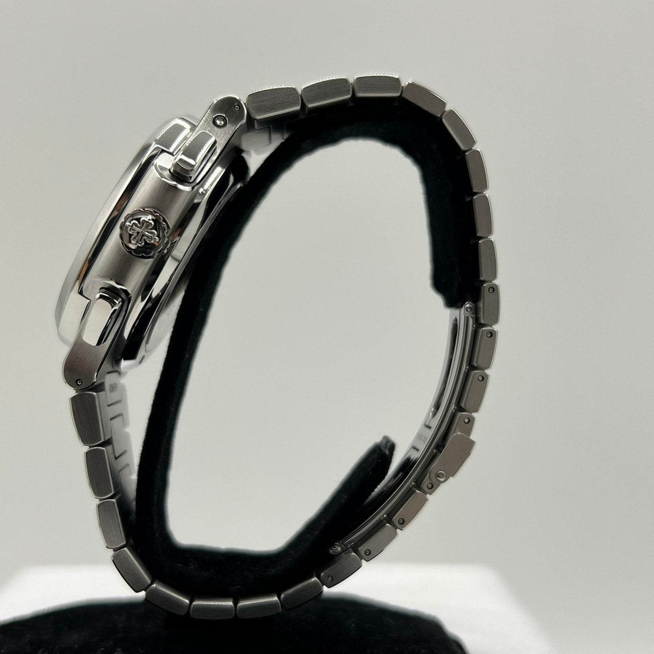 プレオウンド パテックフィリップ　ノーチラス　トラベルタイム クロノグラフ  5990/1A-001 ブラックグラデーション 44mm