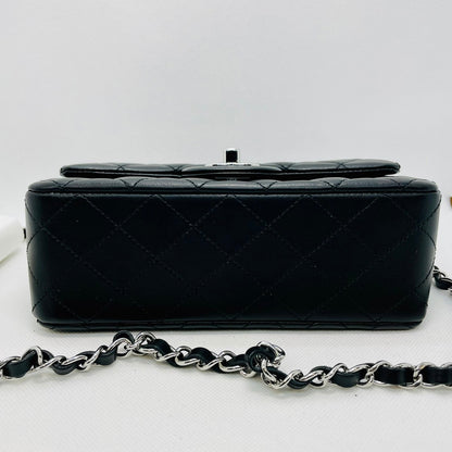 Pre-Owned Chanel Minimatelasse A69900 Black Lambskin Silver Hardware