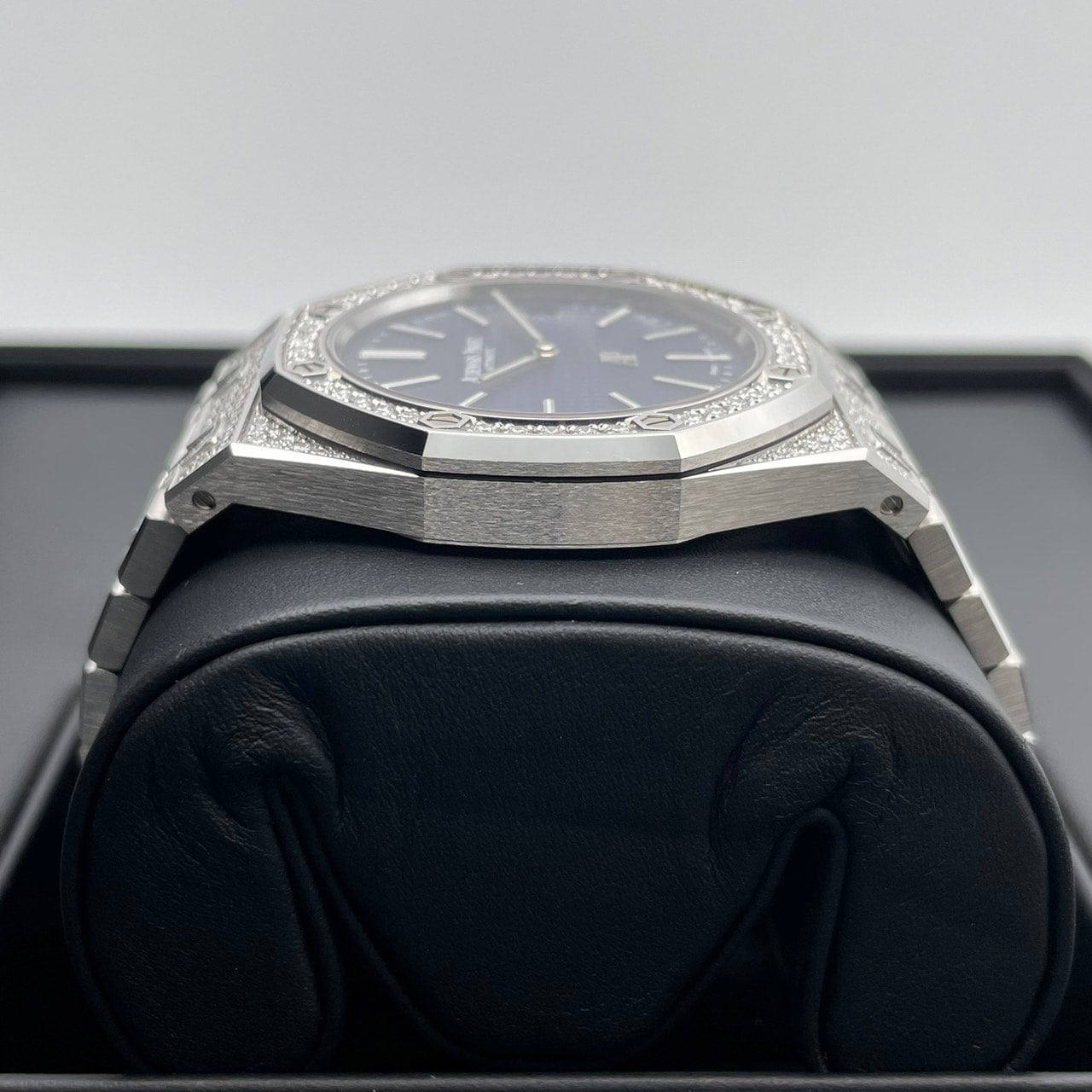 Pre-Owned Audemars Piguet Royal Oak Jumbo Extra Sin 16202BC.ZZ.1241BC.02 Blue 39mm