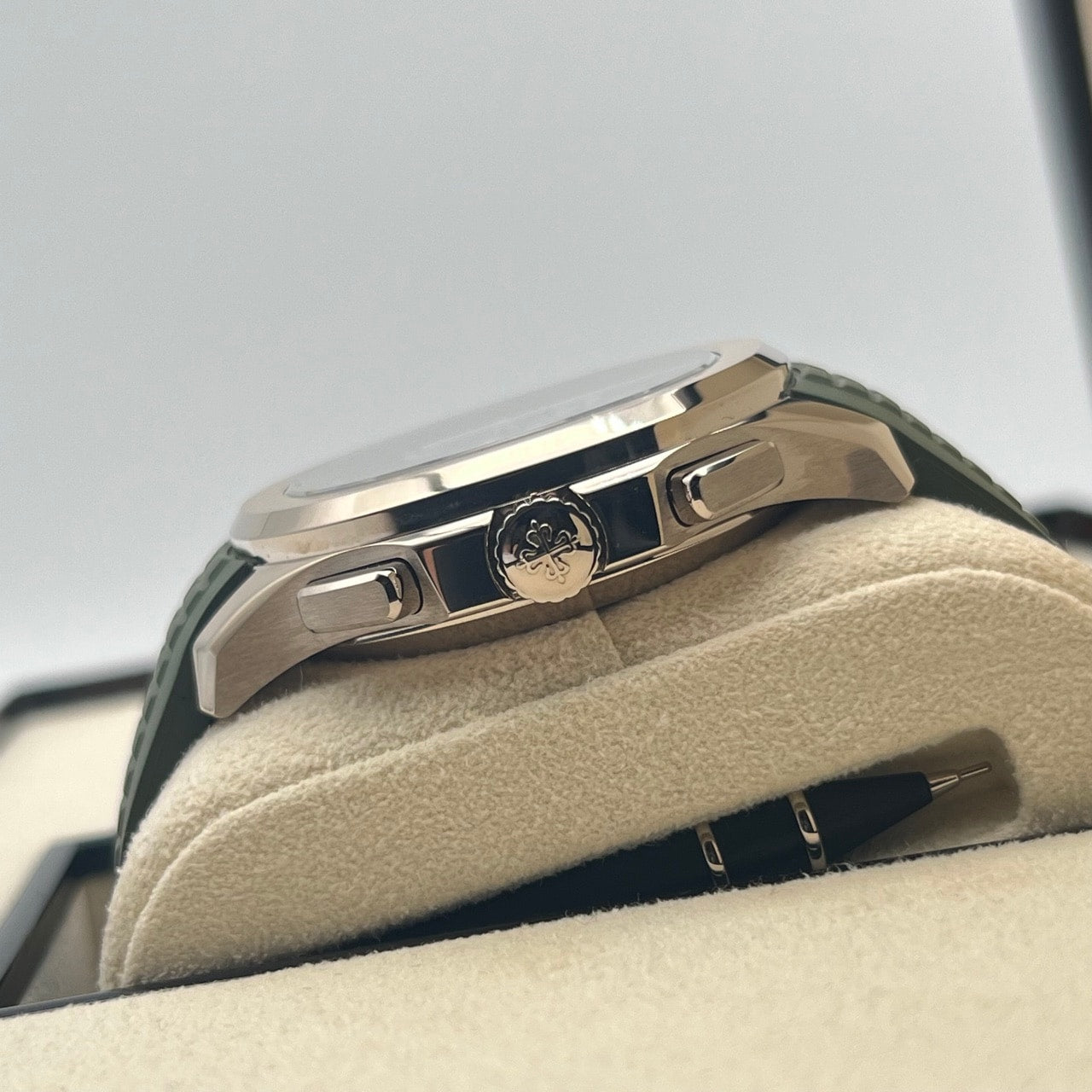 Pre-Owned Patek Philippe Aquanaut 5968G-010 Khaki Green 42.2mm