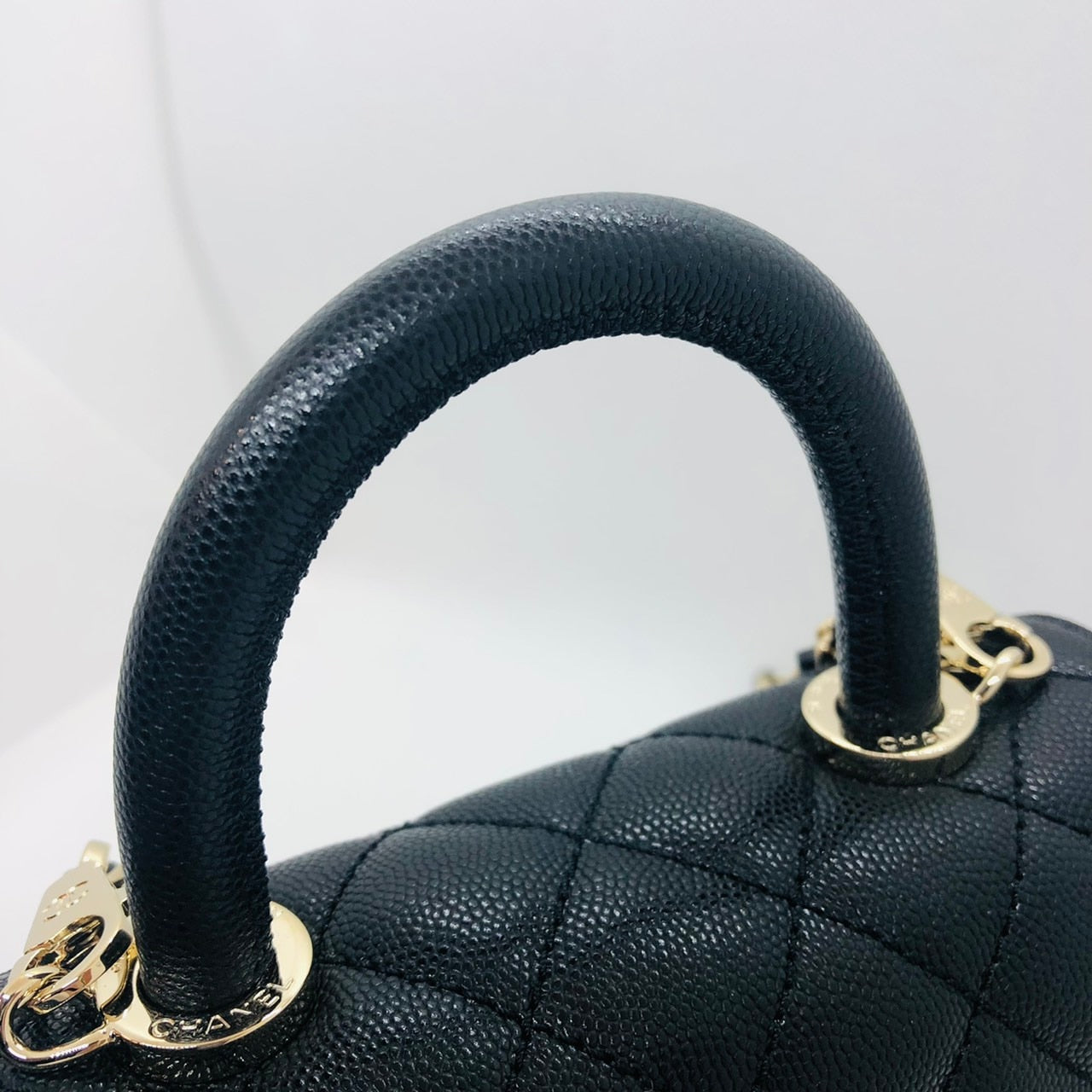 二手Chanel Matelasse顶部手柄Mini 2-Way Bag AS2215