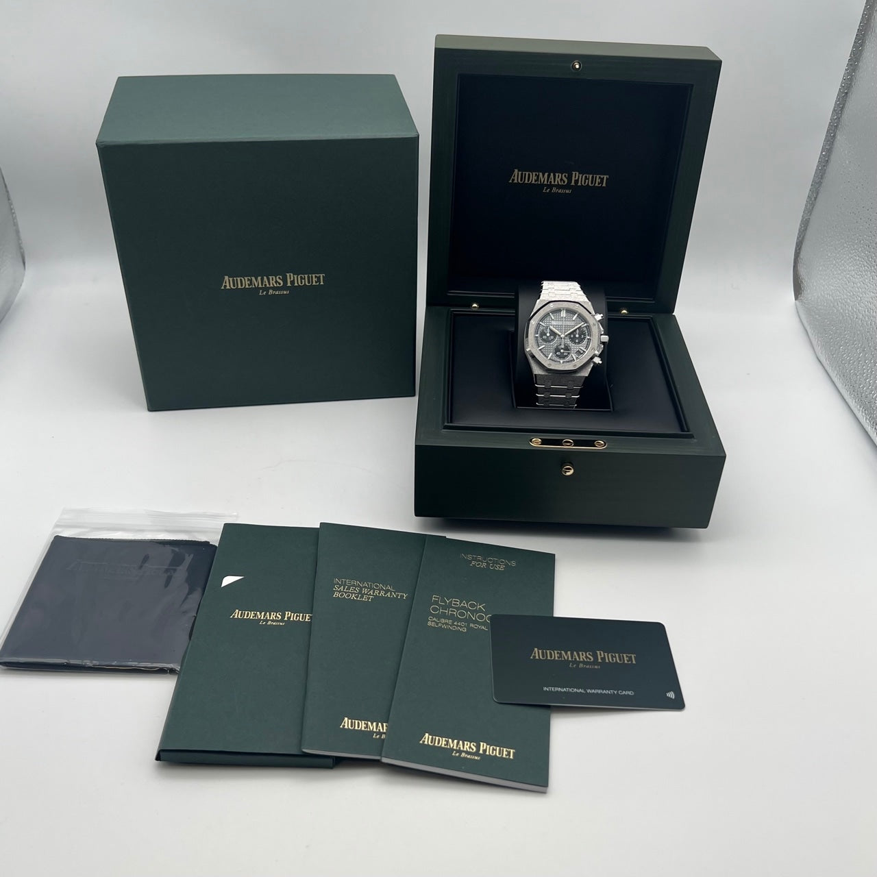 Pre-Owned Audemars Piguet Royal Oak 26240BC.GG.1324BC.01 Silver Chronograph Frosted Gold 41mm