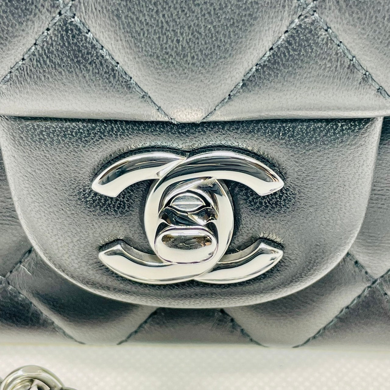 Pre-Owned Chanel Minimatelasse A69900 Black Lambskin Silver Hardware