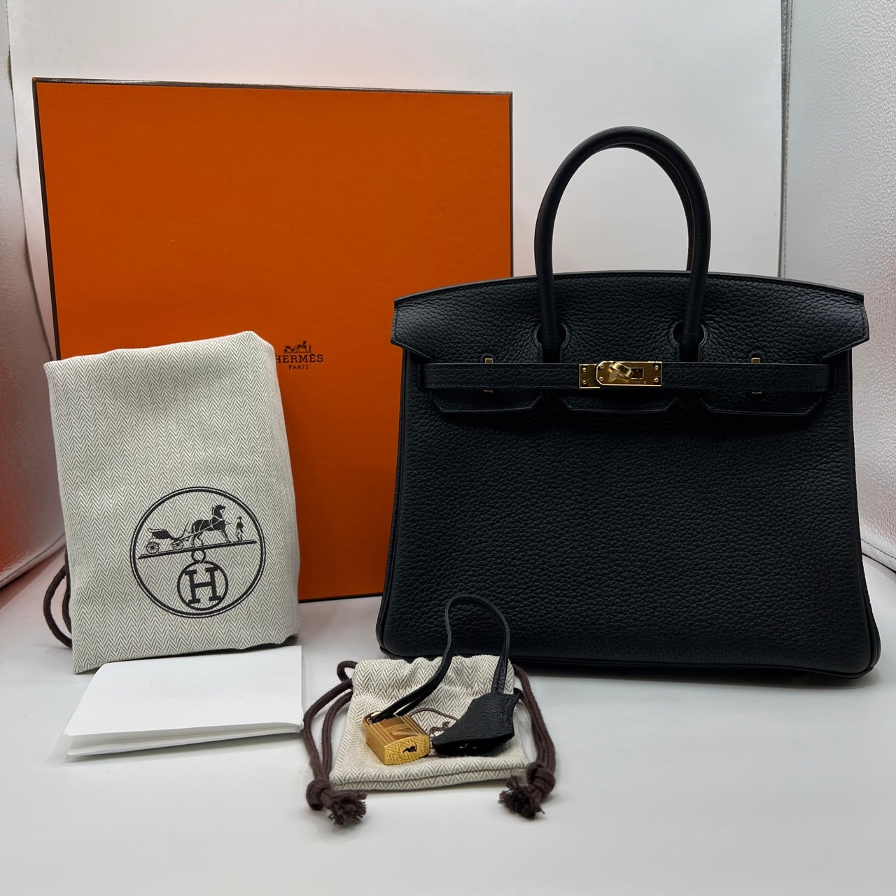Hermes Birkin 25 Noir Togo Gold Hardware B가 새겨 져 있습니다
