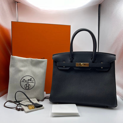 Hermes Birkin 30 Black Togo Gold Hardware B가 새겨 져 있습니다