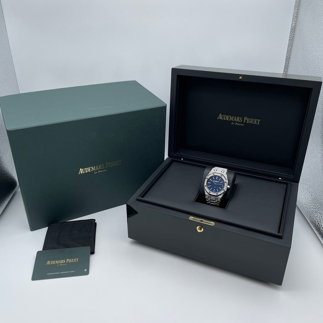 Pre-Owned Audemars Piguet Royal Oak Jumbo Extra Sin 16202BC.ZZ.1241BC.02 Blue 39mm