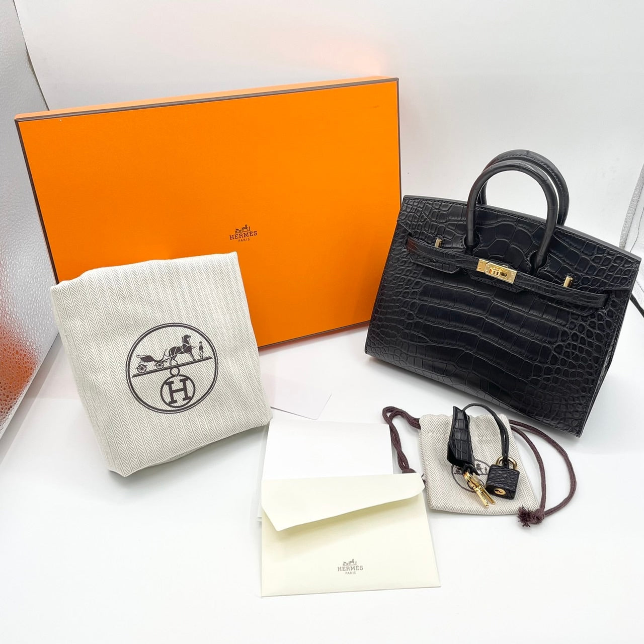 Hermes Birkin 20 Black Alligator Gold Hardware B가 새겨 져 있습니다