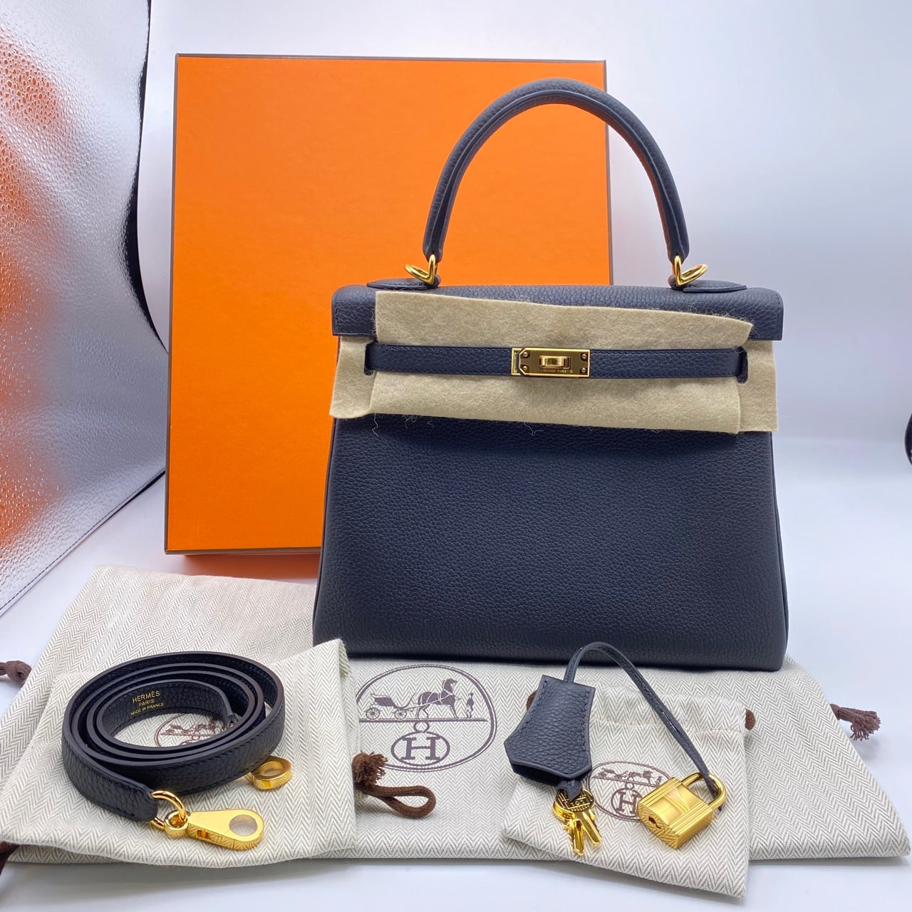 Pre-Owned Hermes Kelly 25 Black Togo Gold Hardware B Engraved
