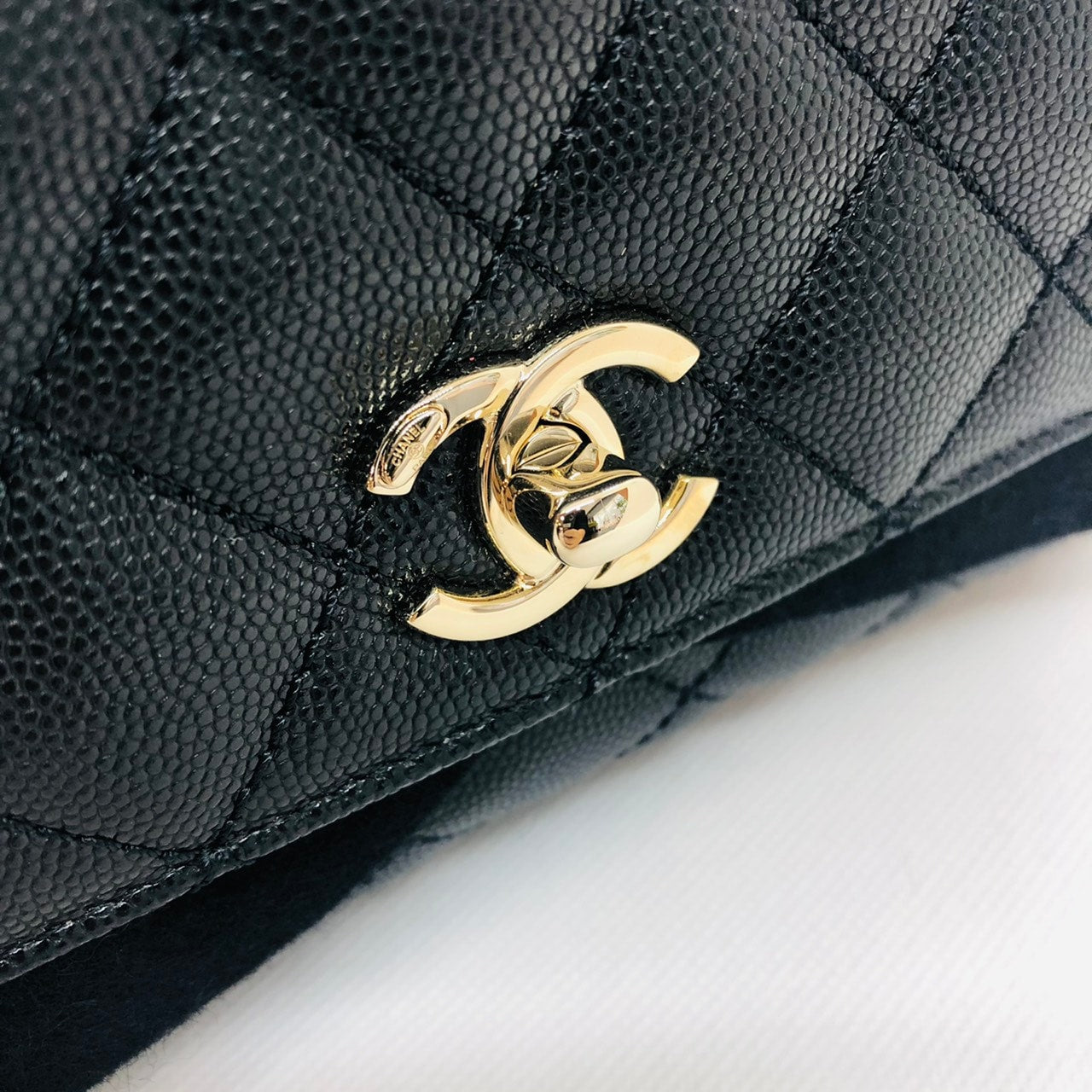二手Chanel Matelasse顶部手柄Mini 2-Way Bag AS2215