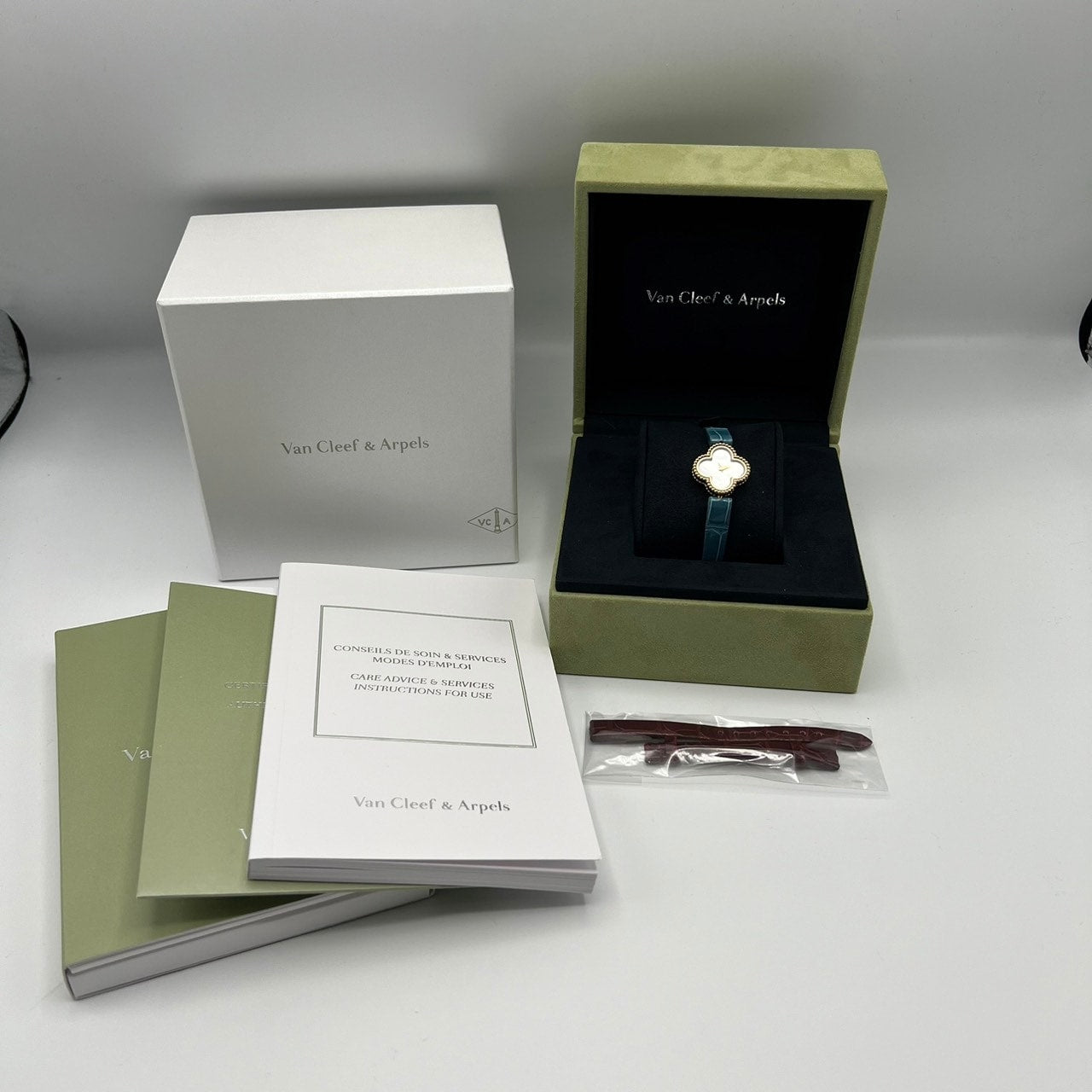 Pre-Owned Van Cleef & Arpels Sweet Alhambra VCARO8SF00 White Shell K18RG 22.7mm