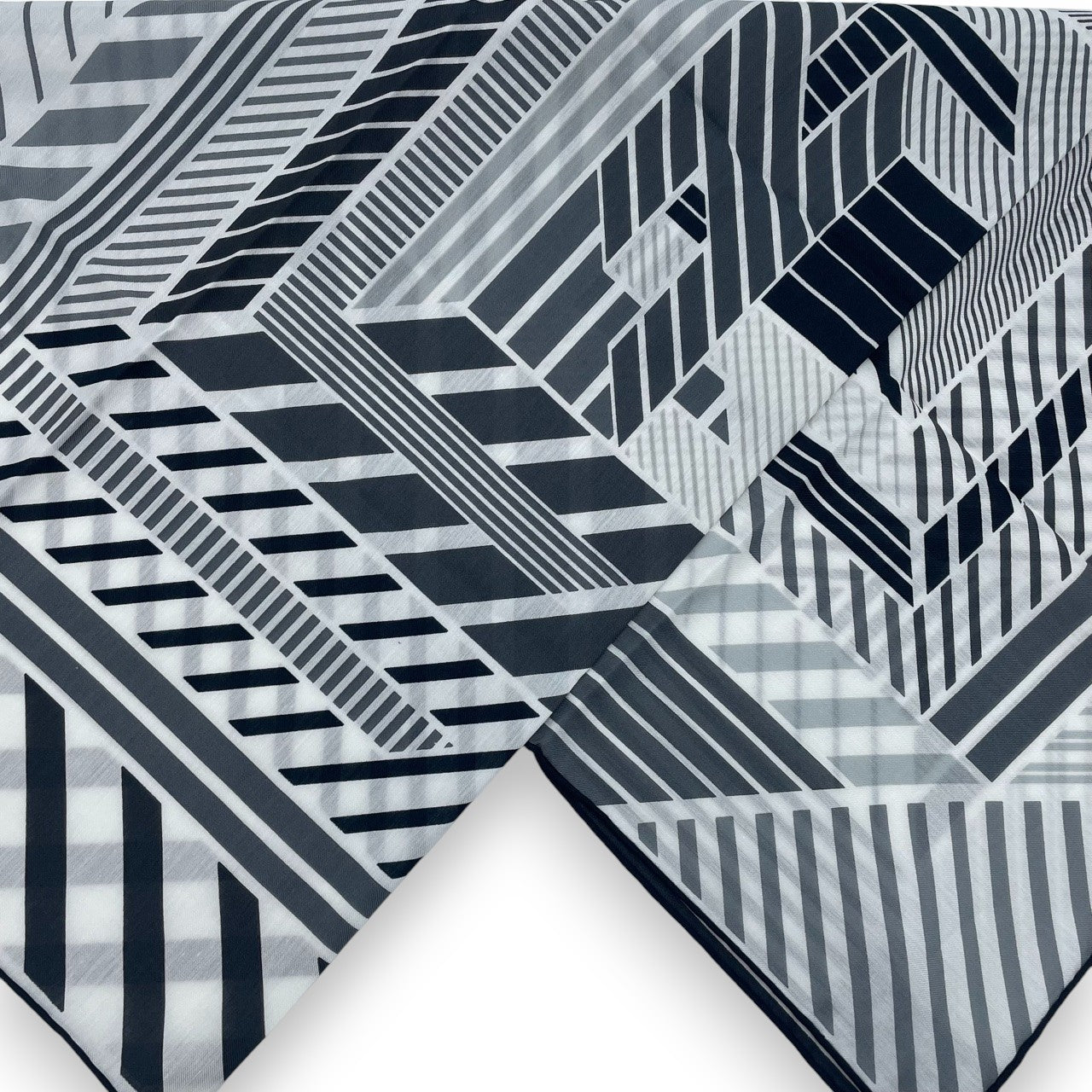 プレオウンドエルメス カレ 65 Hパーペチュアル ブラン/グレー/ノワール コットン/シルク