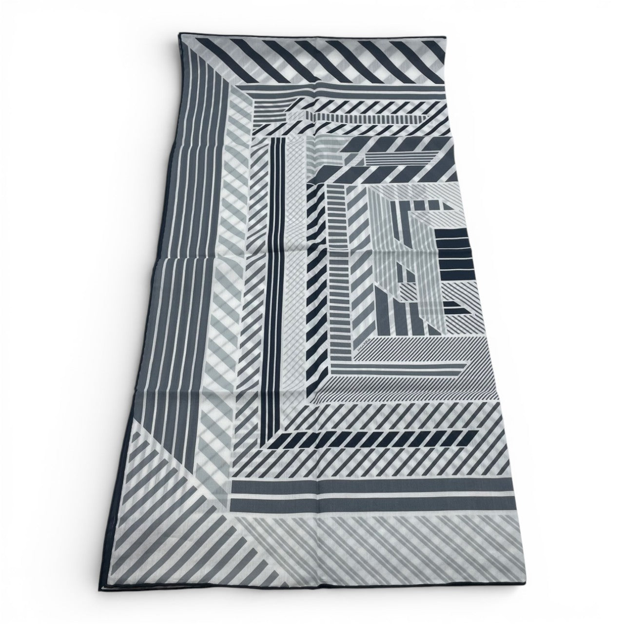 プレオウンドエルメス カレ 65 Hパーペチュアル ブラン/グレー/ノワール コットン/シルク